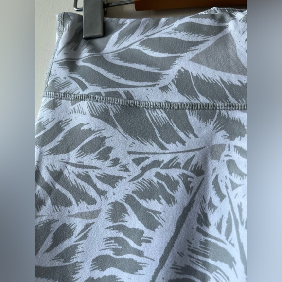 ALO Mid-rise Full length grey and white Palm Leaf Leggings - Picture 3 of 10